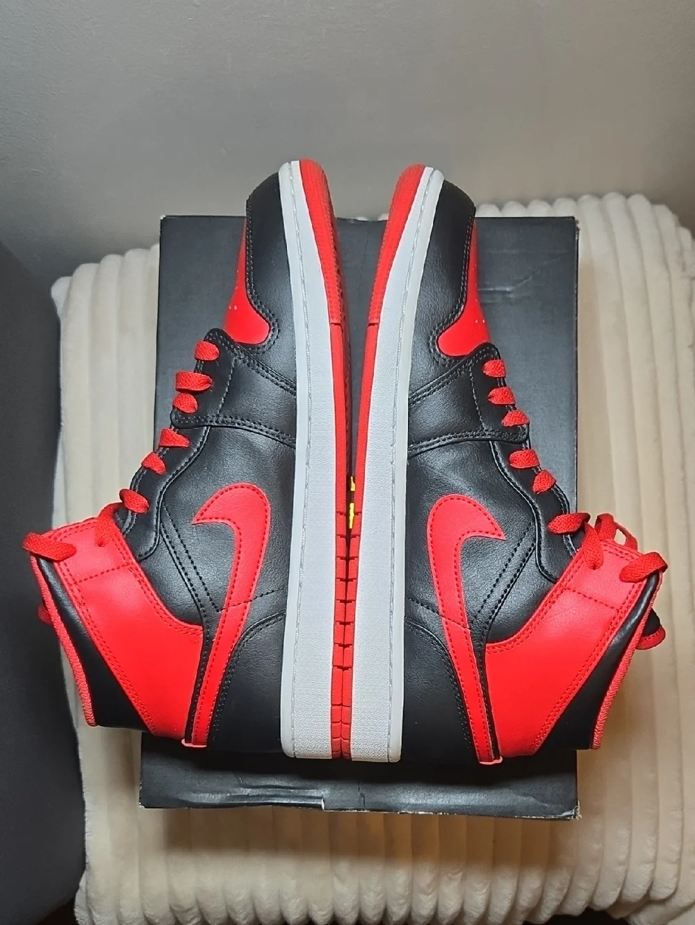 Jordan Air Jordan 1 Mid Alternate Bred Sneakers Colorway Black/Fire Red/ White
